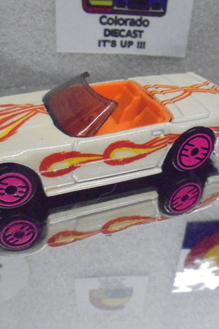 LOOSE HOT WHEELS WHITE REVEALERS CUSTOM CORVETTE w/PINK ULTRA HOTS