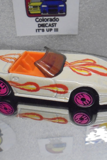 LOOSE HOT WHEELS WHITE REVEALERS CUSTOM CORVETTE w/PINK ULTRA HOTS