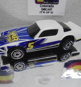 LOOSE HOT WHEELS WHITE BIG AIR STUNT RAMP CAMARO Z-28 w/SCREECHER WHEELS