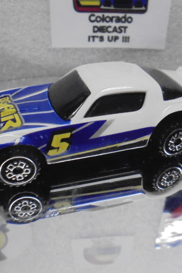 LOOSE HOT WHEELS WHITE BIG AIR STUNT RAMP CAMARO Z-28 w/SCREECHER WHEELS