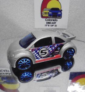 LOOSE HOT WHEELS SILVER VOLKSWAGEN NEW BEETLE CUP w/BLUE 10 SPOKES