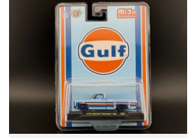 M2 MACHINES GULF LIVERY 1978 CHEVROLET SILVERADO C30 DUALLY CHASE