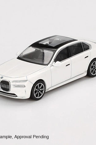 Mini GT 1:64 #819 BMW i7 xDrive60 Mineral White