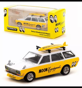 Tarmac Works Datsun Bluebird 510 Wagon Mooneyes Special 1/64 w/Surfboard